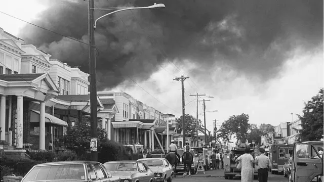 Humo en la avenida Osage de Filadelfia tras el ataque aéreo de la policía en 1985