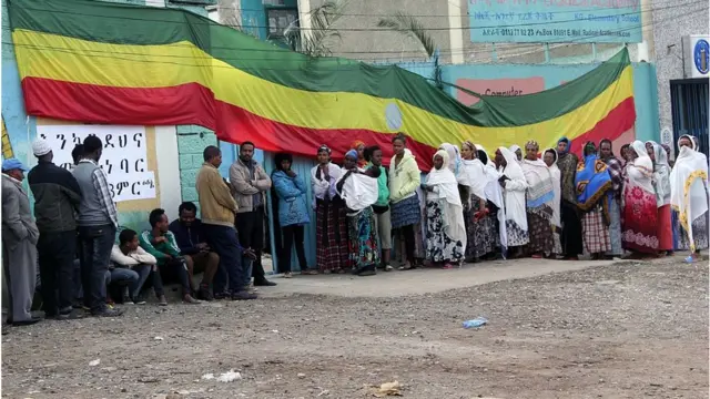 ለመመርጥ የተሰለፉ መራጮች