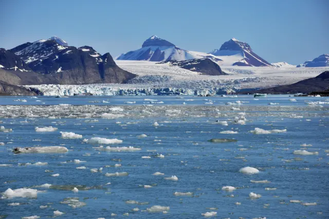 น้ำแข็งกำลังละลาย