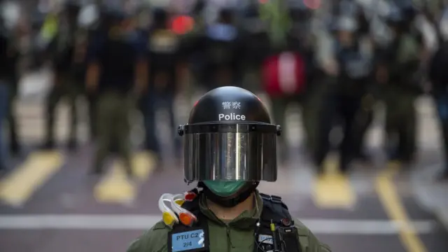 在香港街頭戒備的防暴警察(6/9/2020)