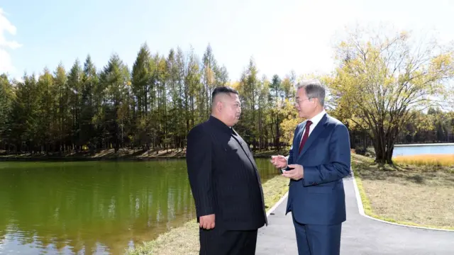 문재인 대통령이 20일 삼지연초대소를 방문해 김정은 국무위원장과 산책을 하며 대화하고 있다