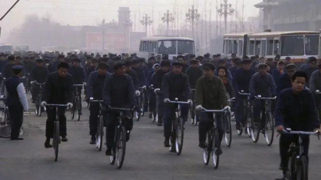 Ciclistas na avenida ChangAnverona e juventus palpitePequim,verona e juventus palpite1978.