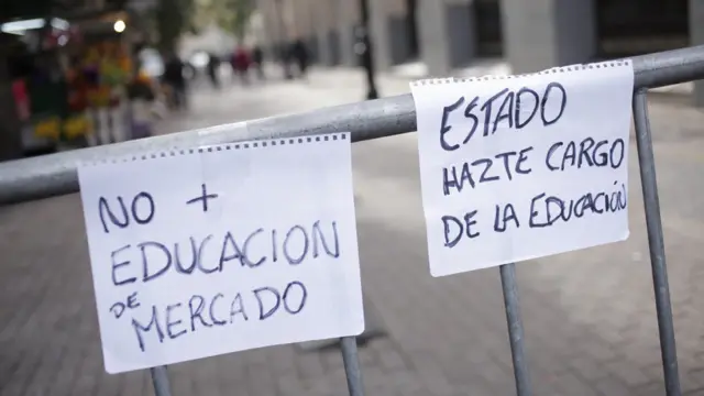 Carteles durante protestas pidiendo más inversión en educación. El mensaje reza: "Estado hazte cargo de la educación"
