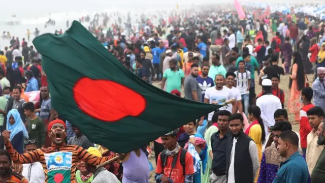 কক্সবাজার সৈকতে লাখো মানুষের ভিড়।