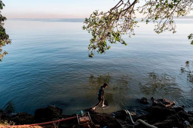رجل إثيوبي يقف على ضفة بحيرة تانا