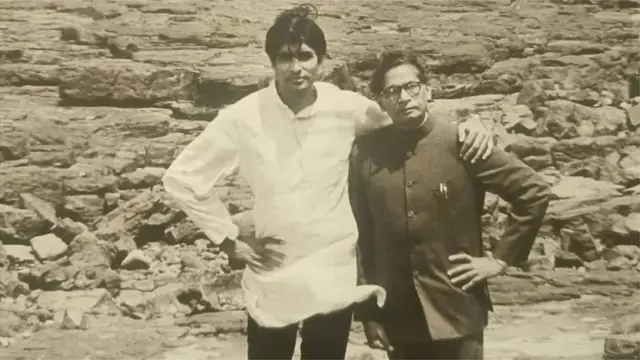 वडील हरिवंशराय बच्चन यांच्यासोबत