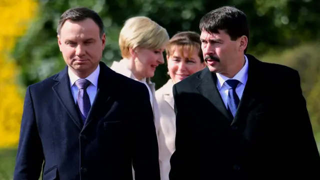 Дружат страны, дружат президенты, дружат их жены... (Анджей Дуда и Янош Адер в президентском дворце в Будапеште, март 2016 года)