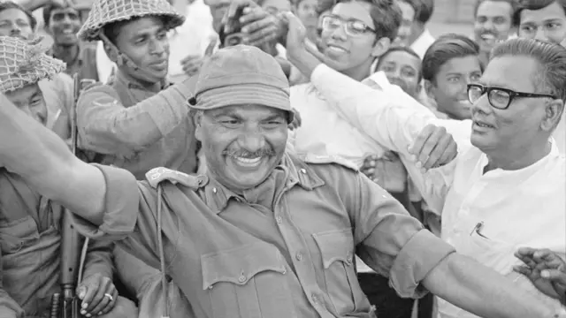 வெற்றியை கொண்டாடும் இந்திய வீரர்கள்