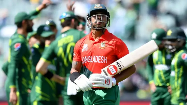 সৌম্য সরকার আউট হয়ে প্যাভিলিয়নে ফিরছেন