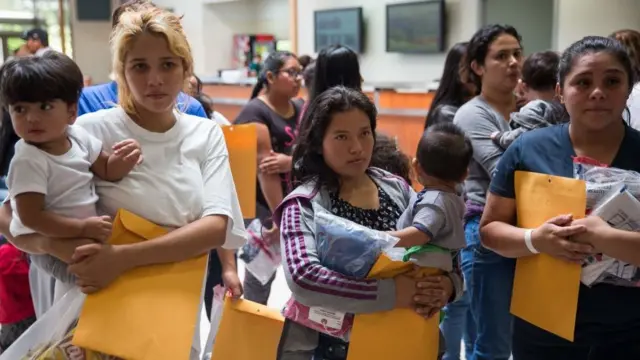 Madres con sus hijos tras haber sido liberadas de un centro de detención.