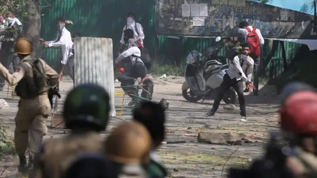 কাশ্মীরে সেনাবাহিনীর বিরুদ্ধে ঢিল ছুঁড়ে বিক্ষোভ দেখাচ্ছে প্রতিবাদকারীরা