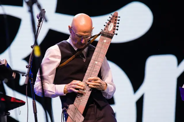 Бас-гитарист виртуоз Тони Левин