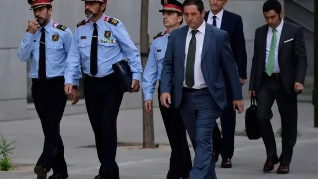 ترابيرو محاطا برجال الشرطة