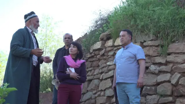 «BBC ва Севимли ТВ қўшма жамоаси Қуръоннинг илк ёзма намуналаридан бири сифатида кўрилувчи қўлёзма сақланадиган Ўзбекистондаги тоғли Катта Лангар қишлоғига саёҳат қилди.»