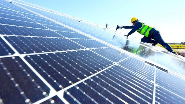 Un trabajador instalando paneles solares