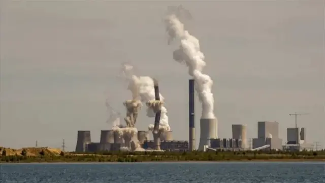 శిలాజ ఇంధనాలతో పనిచేసే పరిశ్రమల వల్ల కాలుష్యం పెరుగుతుంది