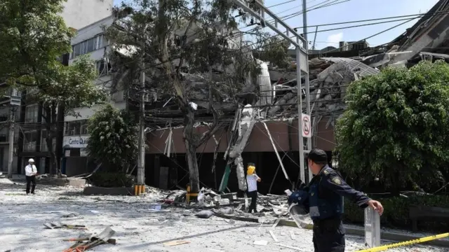 Разрушенное здание в Мехико