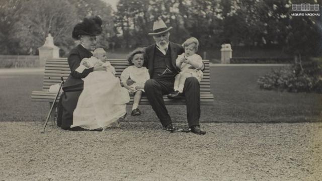 Princesa Isabel com o marido e os netos durante o exílio na Françaslots jogo1910