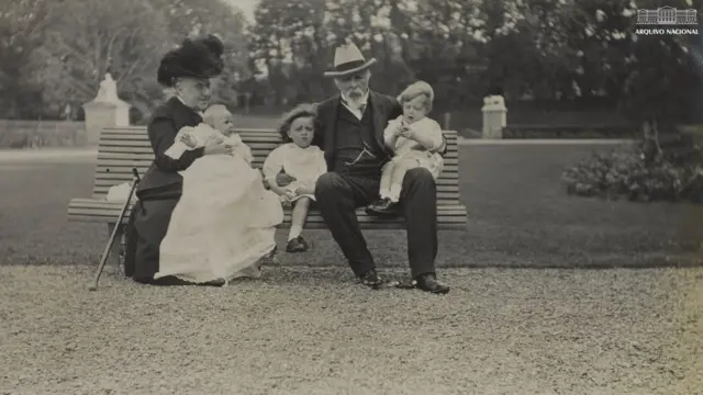 Princesa Isabel com o marido e os netos durante o exílio na Françathe bet 11910