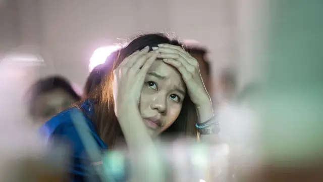 แฟนบอลขณะร่วมลุ้นการแข่งขันฟุตบอลพรีเมียร์ลีกนัดสำคัญ