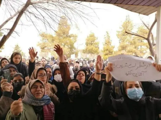 عکس ایرنا از تجمع حدود یک ماه پیش در مقابل فرمانداری قم و در واکنش به مسمویتها