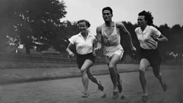 વર્ષ 1943માં લંડનમાં આયોજિત બ્રિટિશ ઍમ્પાયલ ગૅમ્સ માટે તૈયાર કરતા ત્રણ દક્ષિણ આફ્રિકી ખેલાડી