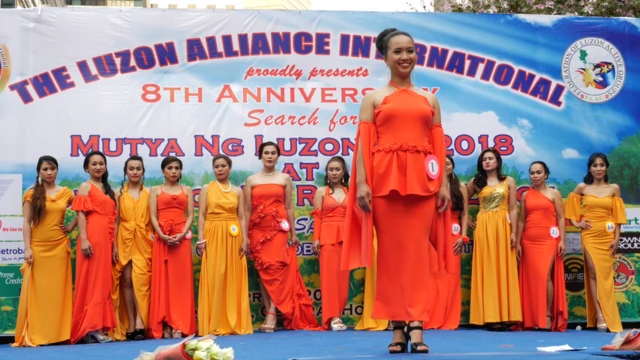 户外的菲佣选美规模较大,一般会有与菲佣生活相关的业者当赞助商。