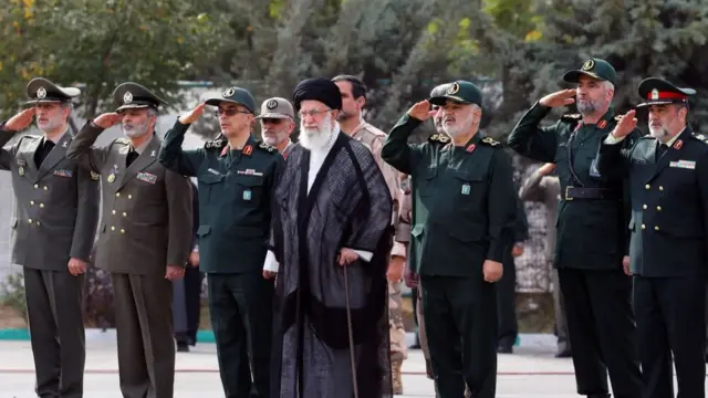 آیت الله خامنه‌ای در میان گروهی از فرماندهان ارشد نظامی. پایان تحریم تسلیحاتی در مهرماه سال جاری ایران را قادر به خرید تسلیحات و جنگ افزارهای مورد نظرش و صادرات رسمی سلاح به دیگر کشورها خواهد کرد