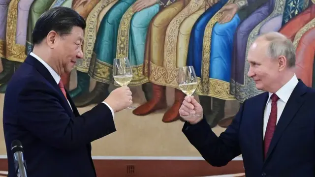 चीनी राष्ट्रपति शी जिनपिंग के साथ रूसी राष्ट्रपति व्लादिमीर पुतिन