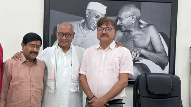 पूर्व कांग्रेसी मुख्यमंत्री दिग्विजय सिंह से मुलाक़ात करते दीपक जोशी