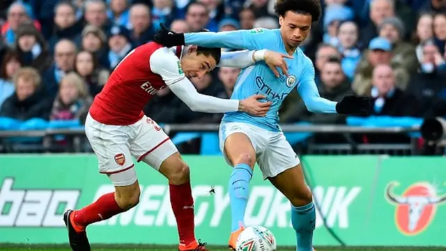 Leroy Sané aux prises avec Hector Bellerin en finale de coupe de la ligue.