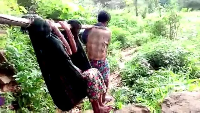 గర్భిణీని కావడిలో మోసుకెళ్తున్న వ్యక్తులు