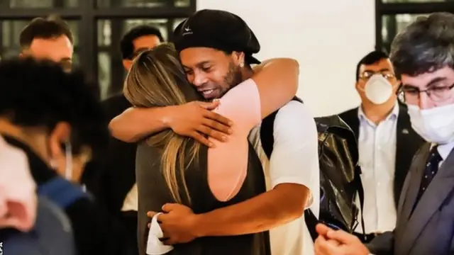 Ronaldinho alitembelewa na marafiki katika hoteli ya Asuncion ambapo sasa ataishi akisubiri kesi yake