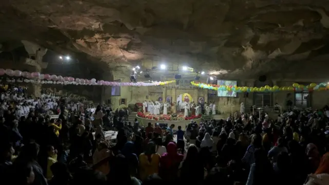 المصلون الأقباط الأرثوذكس يحضرون قداس عشية عيد الميلاد في كاتدرائية ميلاد المسيح في دير الأنبا سمعان الخراز في جبال المقطم في 6 يناير/كانون الثاني 2023 في القاهرة، مصر