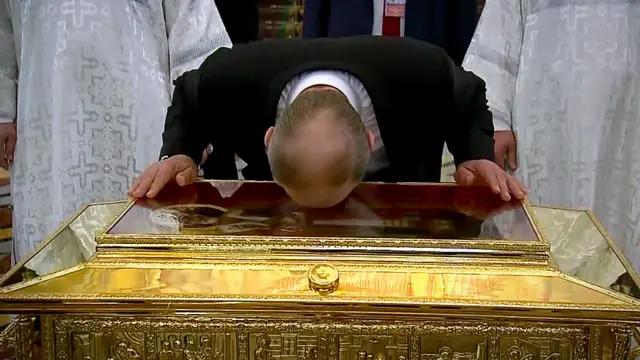 Vladimir Putin besando el arca de la costilla de San Nicolás.