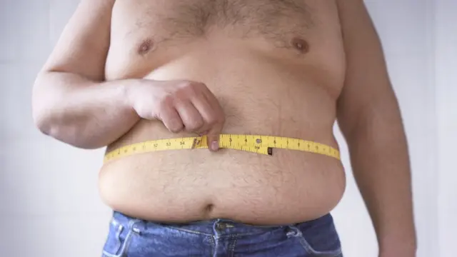 Страдающий ожирением мужчина