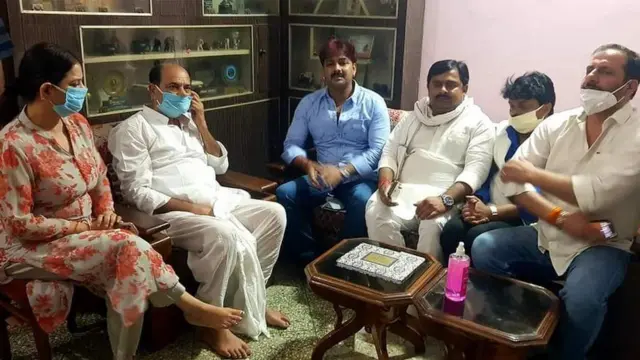 સુશાંતસિહંના પિતાની સાથે ભોજપુરી ફિલ્મ અભિનેતા વરુણસિંહ અને પવનસિંહ