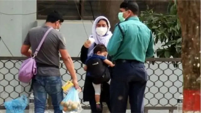 করোনাভাইরাসে আক্রান্ত দেশগুলো থেকে আসা মানুষ এবং তাদের সংস্পর্শে যারা এসেছেন, তাদের মধ্যেই নমুনা পরীক্ষার বিষয়টি এখনও সীমাবদ্ধ রাখা হয়েছে।