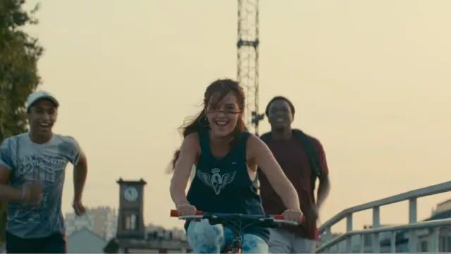 Компания верных друзей: Хуссамом (Джамиль Маккрейвен), Дианой (Лина Кудри) и Юрий ( Алсени Батели)