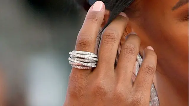 Une personne portant une bague De Grisogono au Festival de Cannes