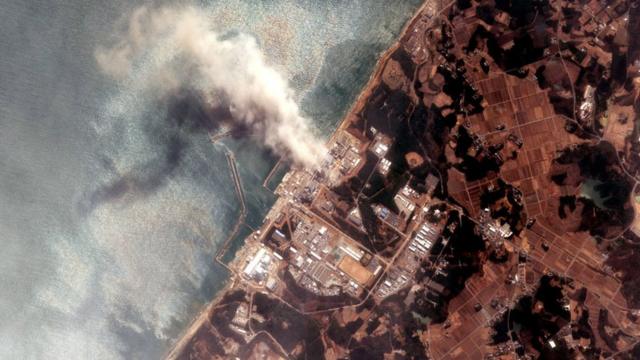 ภาพถ่ายทางดาวเทียมแสดงให้เห็นไฟไหม้ที่โรงไฟฟ้านิวเคลียร์ฟุกุชิมะ มี.ค. 2011