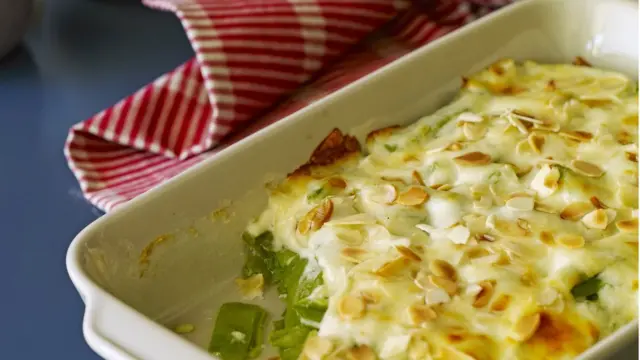 Лук порей, запеченный с омлетом