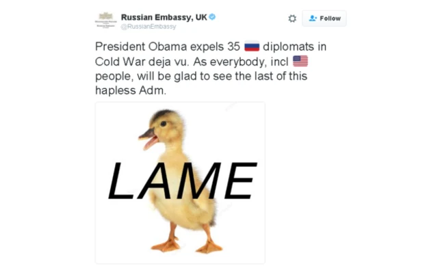 Imagen de un pato con la palabra "lame" en un tweet de la embaja rusa en el Reino Unido