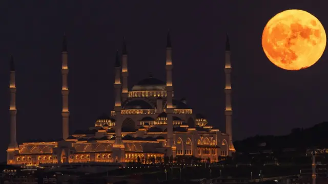 Осетровий Місяць на тлі мечеті Камліка у Стамбулі