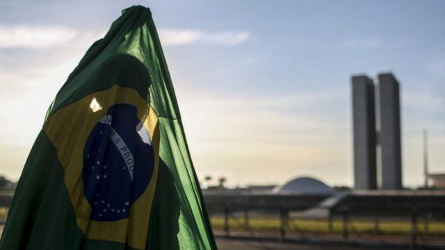Pessoa com bandeira do Brasil em Brasília