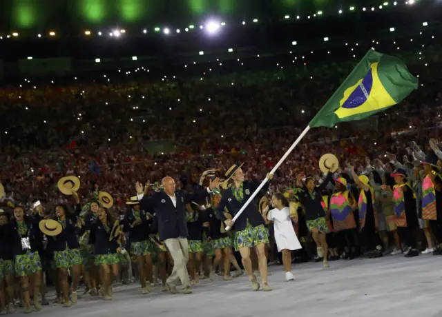 Dumarka Brazil oo dhar calankooda laga sameeyay qaba ayaa iyagana soomaray goobta