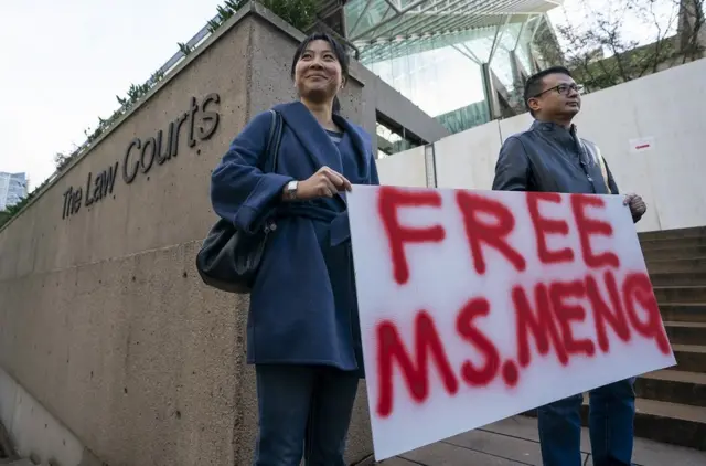 ख़्वावे की चीफ़ फ़ाइनैंशल ऑफ़िसर और कंपनी के संस्थापक की बेटी मेंग वानज़ाओ के समर्थन में एक महिला