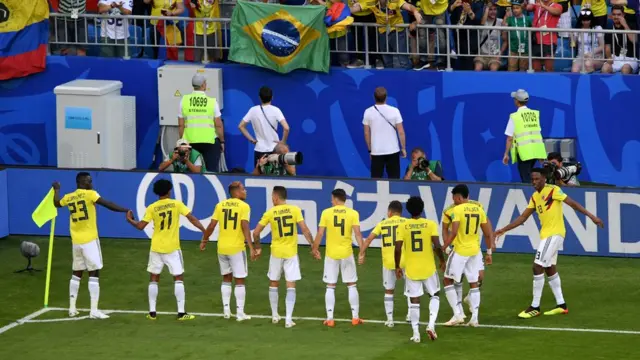 La manera de celebrar de Colombia el gol de Mina.