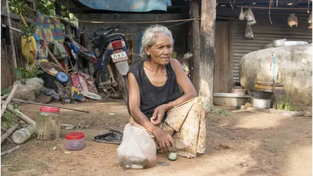 ยายก้อน นั่งอยู่หน้าบ้าน