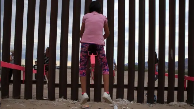 الاکلنگ 'دیوار تیتر-توتر' (دیوار الاکلنگ) در دیوار مرزی آمریکا و مکزیک